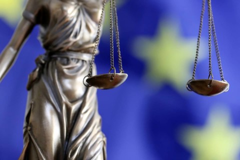Symbolic image: Justitia in front of a European flag