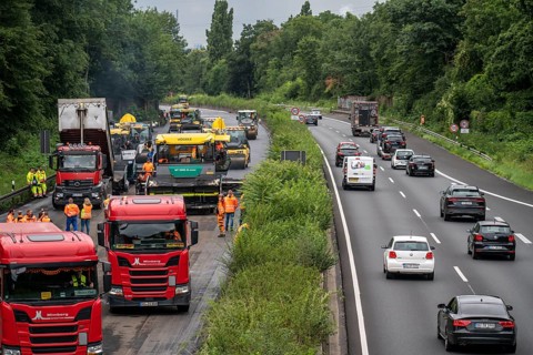Renewal of the road surface on the A40 motorway between the Kaiserberg junction and Mülheim-Heißen,