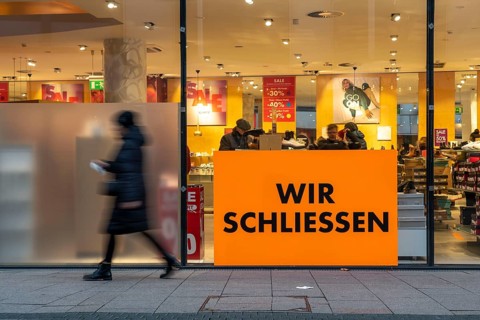 Shopping street, pedestrian zone, shoe shop closes, clearance sale, business closure, Limbacher