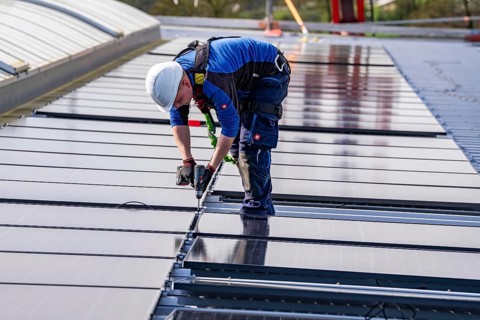 Installation of solar modules on the roof of a commercial enterprise, over 400 photovoltaic modules