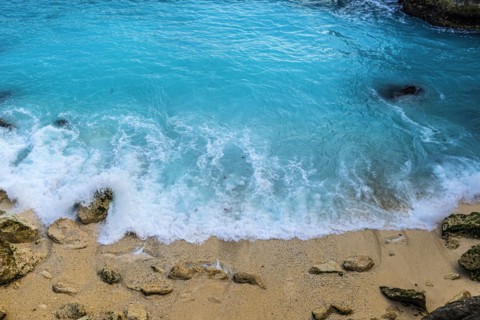 Beach in the Blue Lagoon bay on the holiday island of Nusa Lembongan, blue, algae formation,