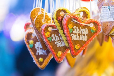 Gingerbread hearts with colourful icing on a market in a heart-shaped decoration with the
