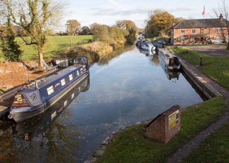 Narrowboats on the Kennet and Avon canal, the Waterfront pub, Pewsey wharf, Wiltshire, England, UK