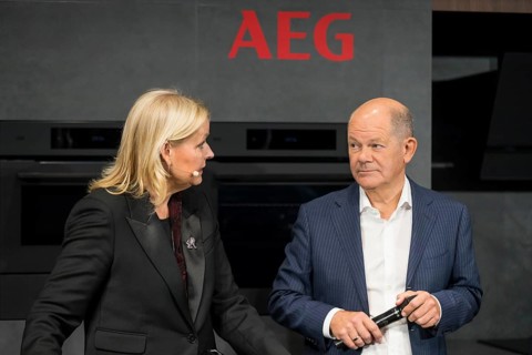 Olaf Scholz (Chancellor of the Federal Republic of Germany, SPD) at the AEG stand during the press