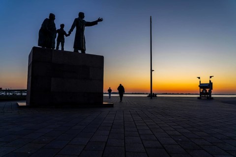 The Emigrants Monument, The Emigrants, at Willy-Brand-Platz, at the Seebäderkaje, sunset over the