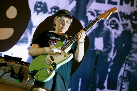 Mello Kanone, guitarist of the punk rock band TEAM SCHEISSE, live on 09.05.2025 at the sold-out