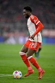 Alphonso Davies Bayern FC Munich FCB (19) on the ball Allianz Arena, Munich, Bavaria, Germany,