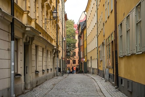 Passers-by, tourists, Själagardsgatan, alley, Old Town, Gamla Stan, Stockholm, Sweden, Europe