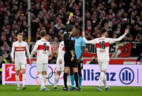 Referee Referee Deniz Aytekin shows yellow card yellow caution Odilon Kossounou Bayer 04 Leverkusen