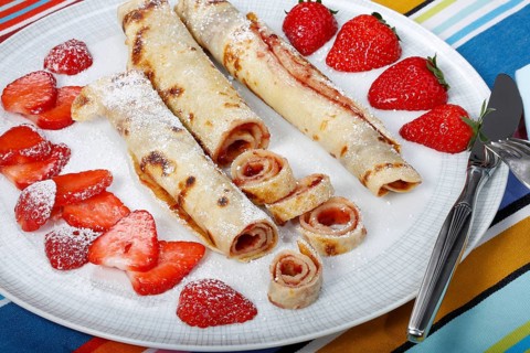 Swabian cuisine, filled pancakes, Flädle with strawberry jam and icing sugar, Gsälz, fresh