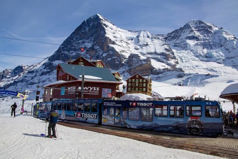 25 March 2024, Kleine Scheidegg, Grindelwald Switzerland : Many skiers and tourists enjoy the sunny