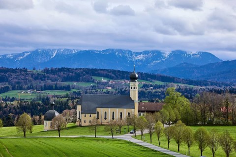 Pilgrimage church Wilparting St. Marinus, mountain landscape, meadow, trees, road, snow-covered