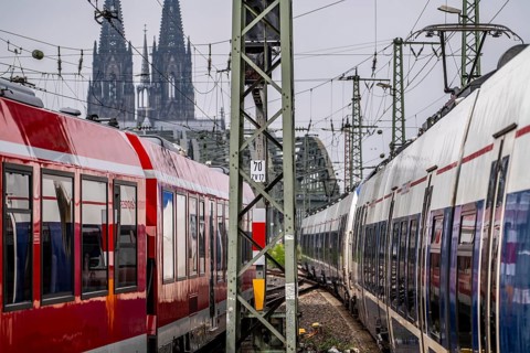 Rail traffic on the line between Cologne Central Station and Cologne-Deutz, Hohenzollern railway