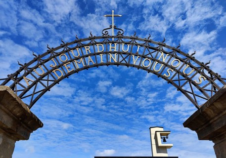 Wrought-iron portal by Francois Theis with the inscription Heute Ihr Morgen Wir, entrance to the