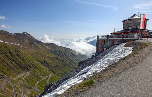Right historic mountain hotel Hotel Restaurant Bar Gasthof Alpengasthof in Tibetan architectural