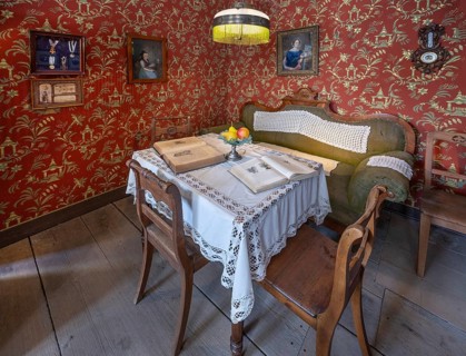 Living room with furnishings around 1900, baker's house built in 1793, today Häckermueum,