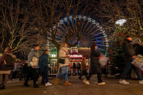 Pre-Christmas season, Christmas market in the city centre of Essen, Kettwiger Straße, Ferris wheel,