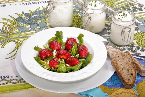 Swabian cuisine, Luggeles cheese in a jar, salad rocket with strawberries, pine nuts, Swabian cream