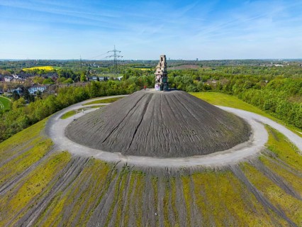 Rheinelbe spoil tip in Gelsenkirchen, 100 metre high spoil tip, landscape park, with the sculpture
