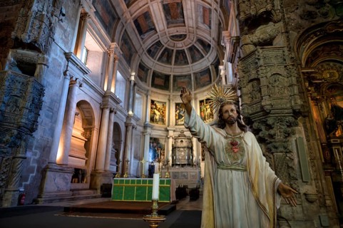 Interior view, statue of a saint, choir, altar, monastery church Igreja Santa Maria de Belém,