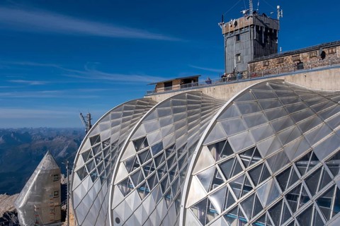 Zugspitze, above the Münchner Haus and the tower of the weather station, below the three hyperbolic