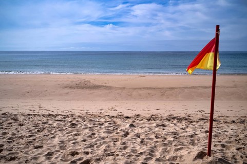 Flag on the beach, guarded, indication of ocean currents and tides, tides, sea, sandy beach, Meia