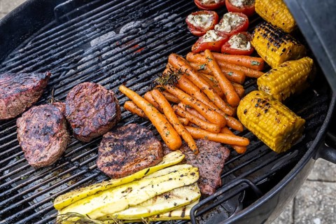 Whether vegetarian or with meat: barbecues are on trend. Vegetables such as carrots, tomatoes and