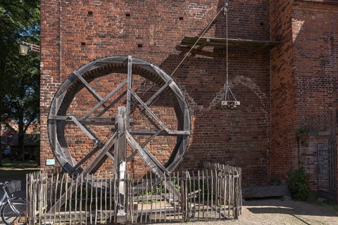 Medieval wooden wheel for lifting building materials, in front of the monastery church, Kirchpl.
