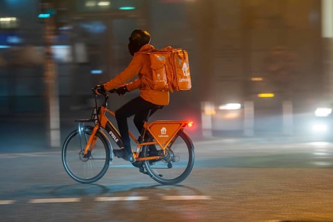 Lieferando courier, Lierferdienst cyclist, darkness, inner city traffic, fog, autumn, winter, North