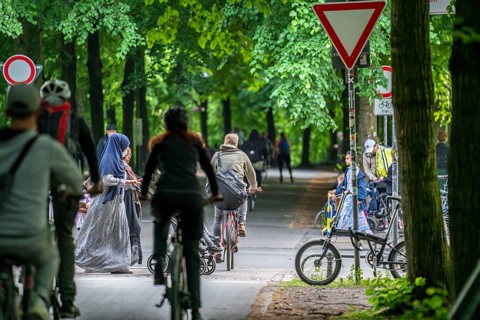 One of 4 road crossings of the Promenade cycle path, a tree-lined, car-free, approximately 4.5 km
