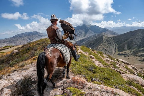 Traditional Kyrgyz eagle hunter, near Kysyl-Suu, Kyrgyzstan, Asia