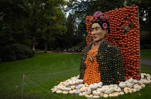 Figure of the Mexican painter Frida Kahlo, pumpkin exhibition, pumpkins, Blühendes Barock,
