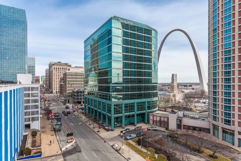 Gateway Arch between high rise buildings in downtown St. Louis, Missouri, USA, North America