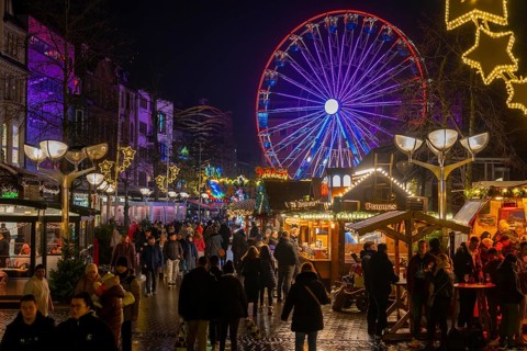 Christmas market on Königsstraße in the city centre of Duisburg, pre-Christmas season, Christmas