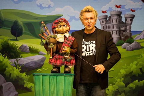 Sascha Grammel with hand puppet Frederic Freiherr von Furchensumpf live on Wünsch dir was Tour at