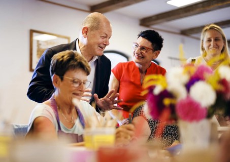 Federal Chancellor Olaf Scholz, (SPD), photographed during a visit to the Alte Dampfbaeckerei in
