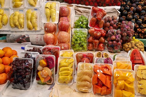 Pre-packed fruit on the shelf