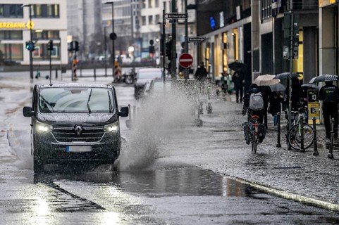 Winter, rainy weather, freezing rain, large puddle, puddle of water, in the city centre, Große