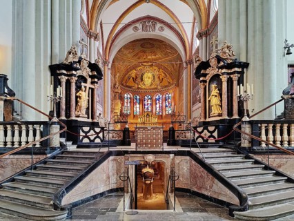 Interior view of Bonn Minster, nave with view of the east apse and access to the crypt, Bonn, North