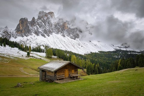 View of a part of the Geisler group from the Gampenwiese, in the foreground an alpine hut,