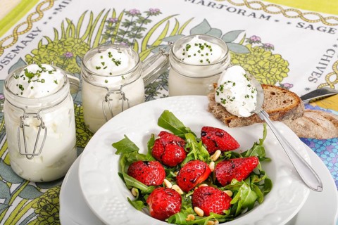 Swabian cuisine, Luggeles cheese in a jar, salad rocket with strawberries, pine nuts, Swabian cream
