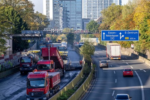 New whisper asphalt surface for the A40 motorway, in the city of Essen, direction Dortmund, 95, 000