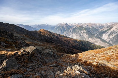 View from the ridge of the Venet to the mountain panorama of the Parzinn Group of the Lechtal Alps,
