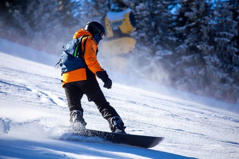 Oberjoch, Bavaria: Experienced snowboarder on a red piste