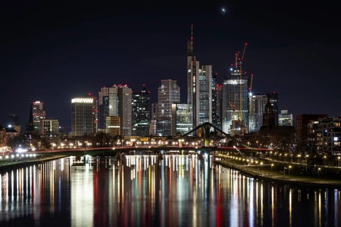 30 hrs and 21:30 hrs, only in greatly reduced form., Deutschherrnbrücke, Frankfurt am Main, Hesse,