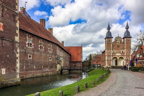 Left: moat in front of Raesfeld Castle, right: St. Sebastian's Chapel, Raesfeld moated castle, Hohe