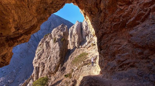 Rock gate, hikers on hiking trail, Gingilos, hiking on the Gingilos, morning light, cloudless blue