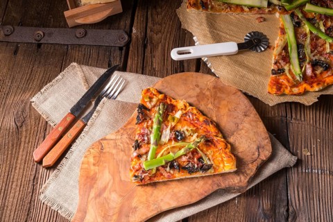 Green asparagus pizza
