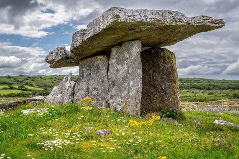 Dolmen of Poulnabrone, probably between 4200 a. C. and 2900 a. C., The Burren, County Clare,