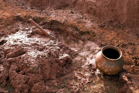 Concept, mud and pot